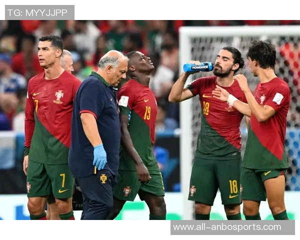 本坦库尔因铲球染红离场乌拉圭队在友谊赛中以1比5落后美国队